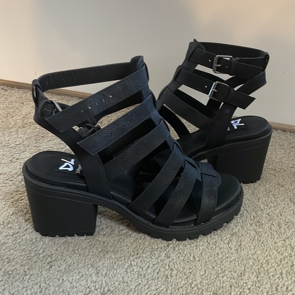 Dirty Laundry Sandals - Picture 2 of 7